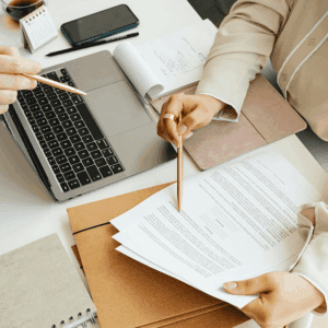 المرحلة الثانية: تجهيز المستندات والعقود