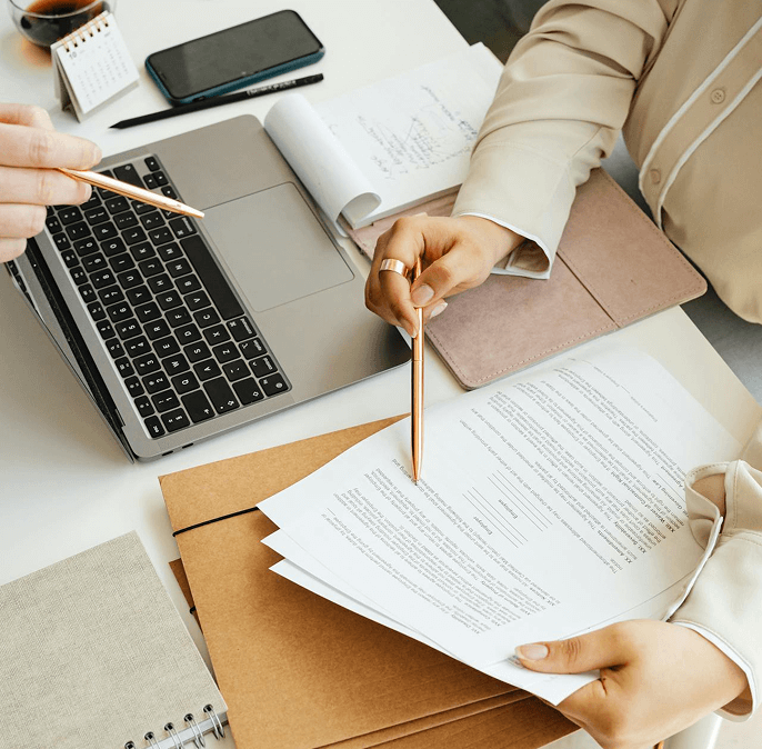 المرحلة الثانية: تجهيز المستندات والعقود